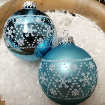 Alpinblå juletræskugler med hvide snefnug Ø 7 cm