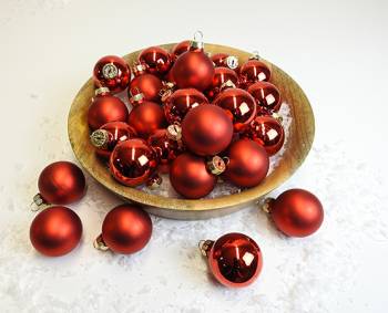 Røde silkematte og blanke juletræskugler mix Ø 4 cm