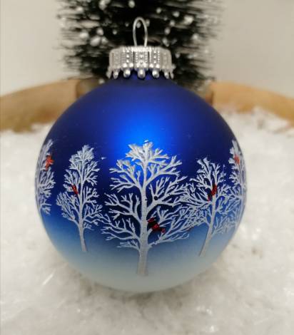 Blå juletræskugle med træ og fugle