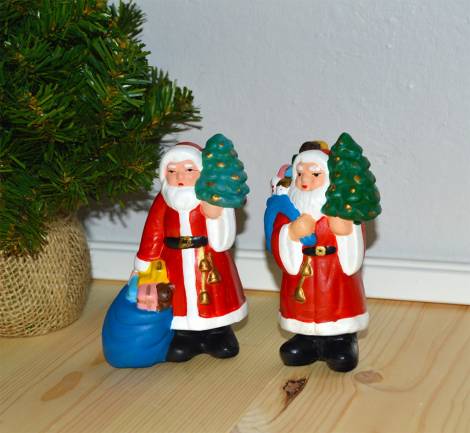 Gamle smukke julemænd med gavesæk og juletræ