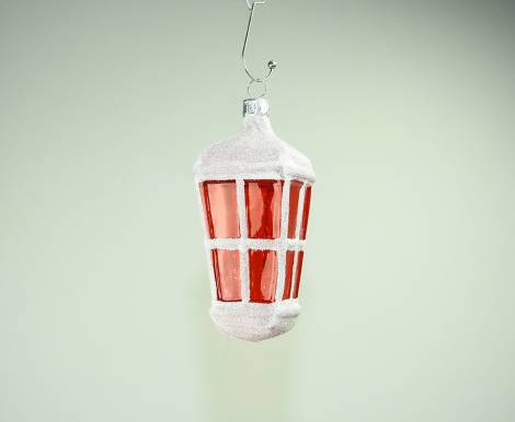 Hvid mundblæst lanterne med røde glas vinduer