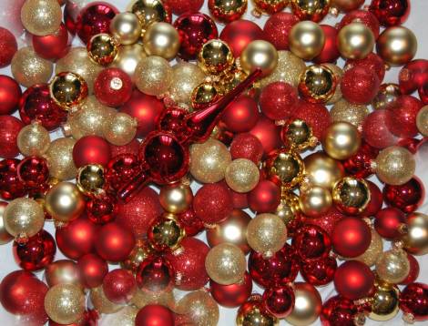 Komplet sæt røde og guld juletræskugler med spir