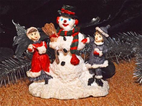Peters jul serie børn bygger snemand