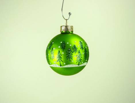 Silkematte grønne juletræskugler med dekor